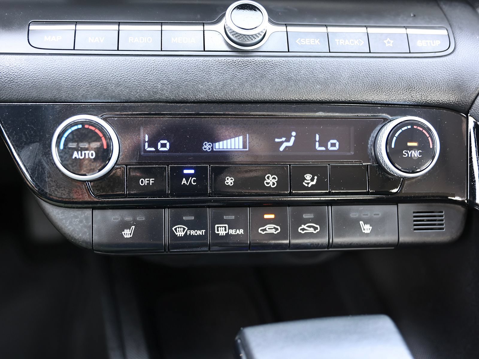 Certified 2025 Hyundai Elantra SEL FWD image 24