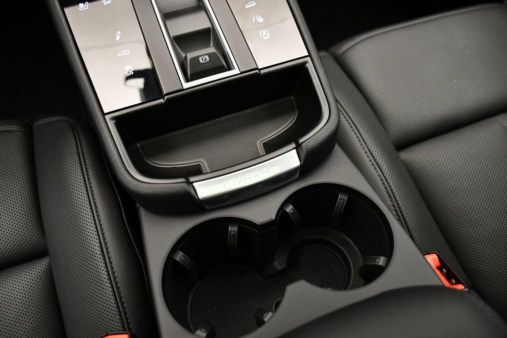 Certified 2026 Porsche Macan Turbo AWD/4WD image 33