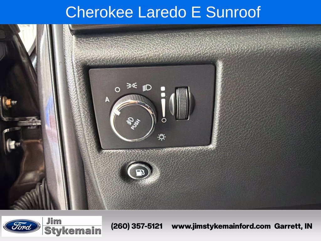 Used 2021 Jeep Grand Cherokee Laredo w/ Security & Convenience Group AWD/4WD image 22