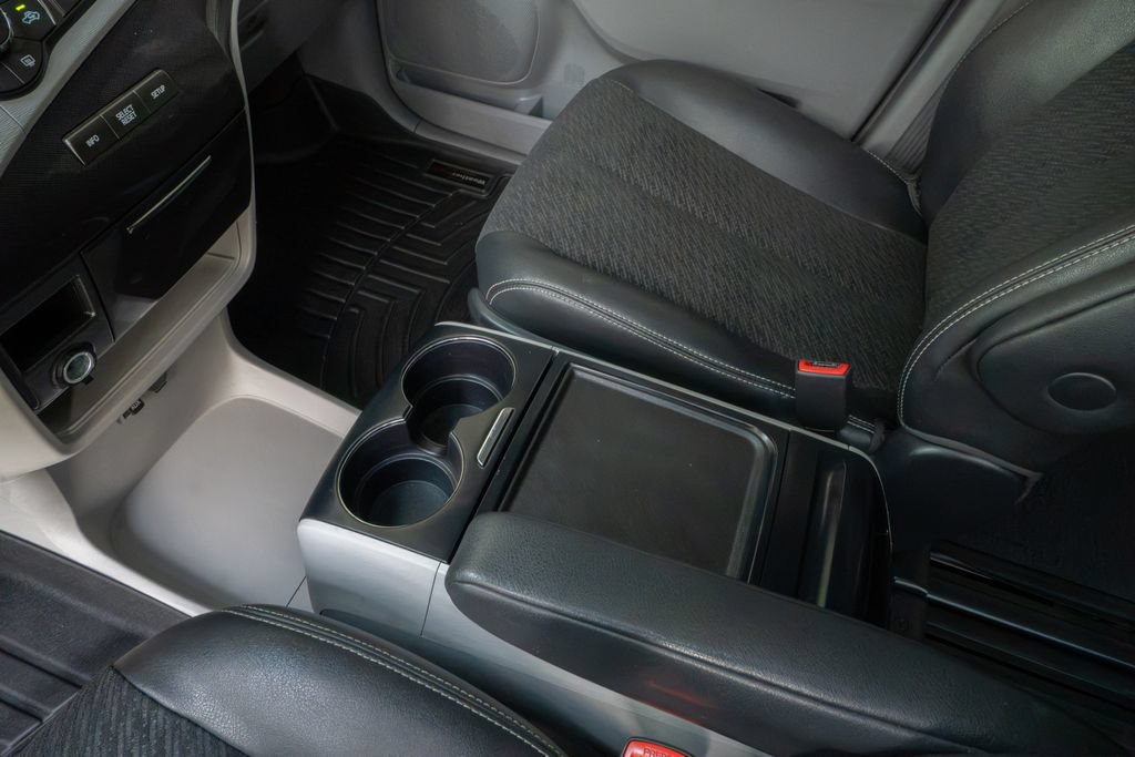 Used 2014 Toyota Sienna SE FWD image 10