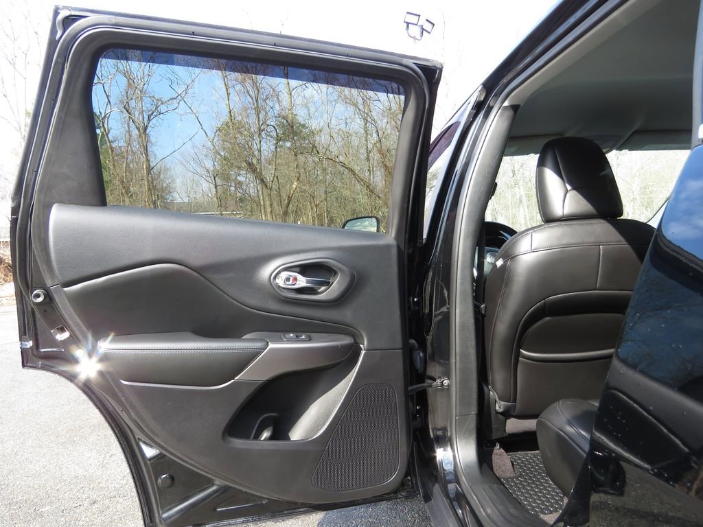 Used 2019 Jeep Cherokee Latitude Plus w/ Cold Weather Group image 18