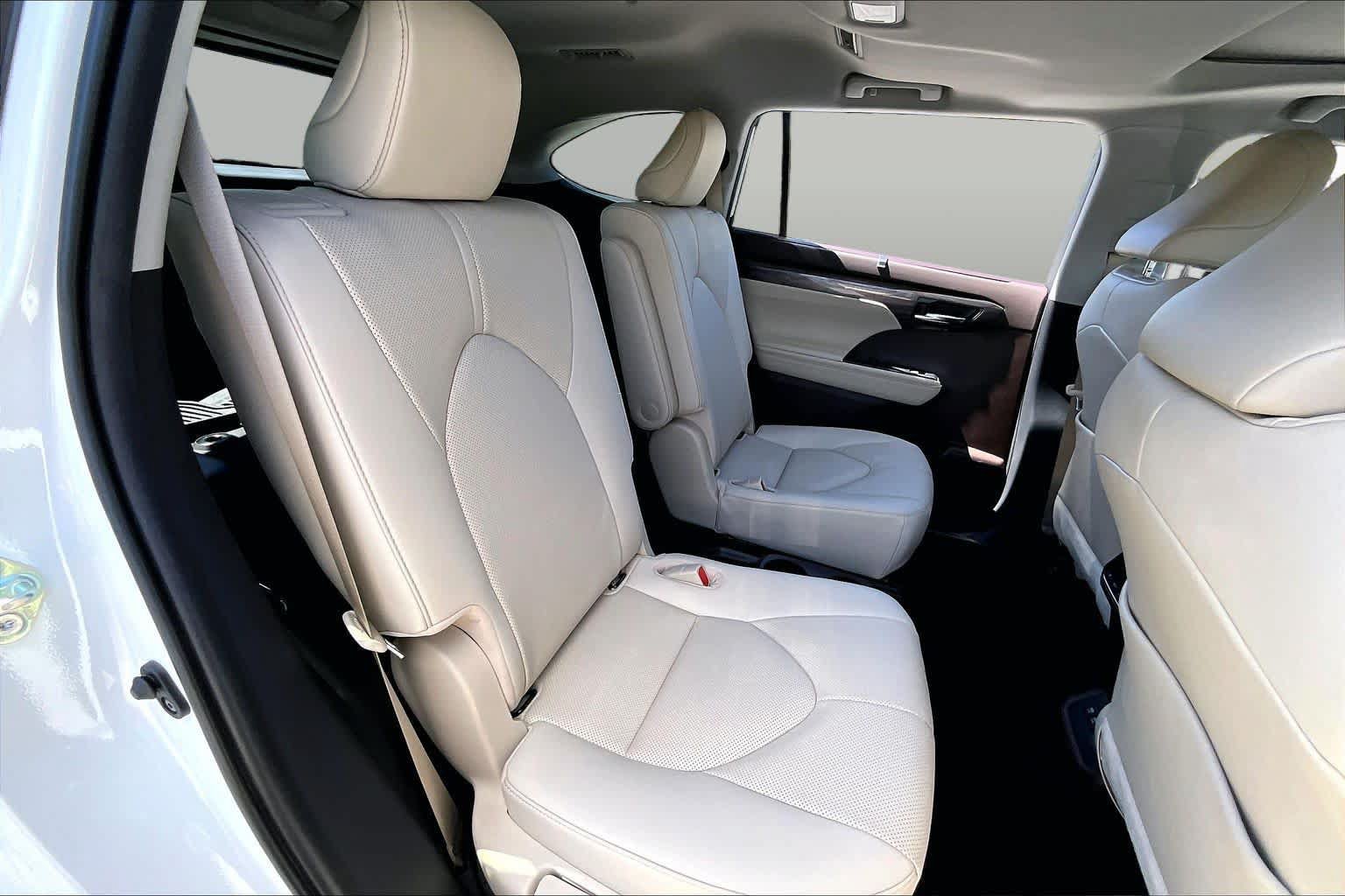 Used 2020 Toyota Highlander Limited FWD image 21