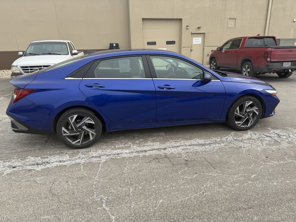Used 2025 Hyundai Elantra Limited image 3