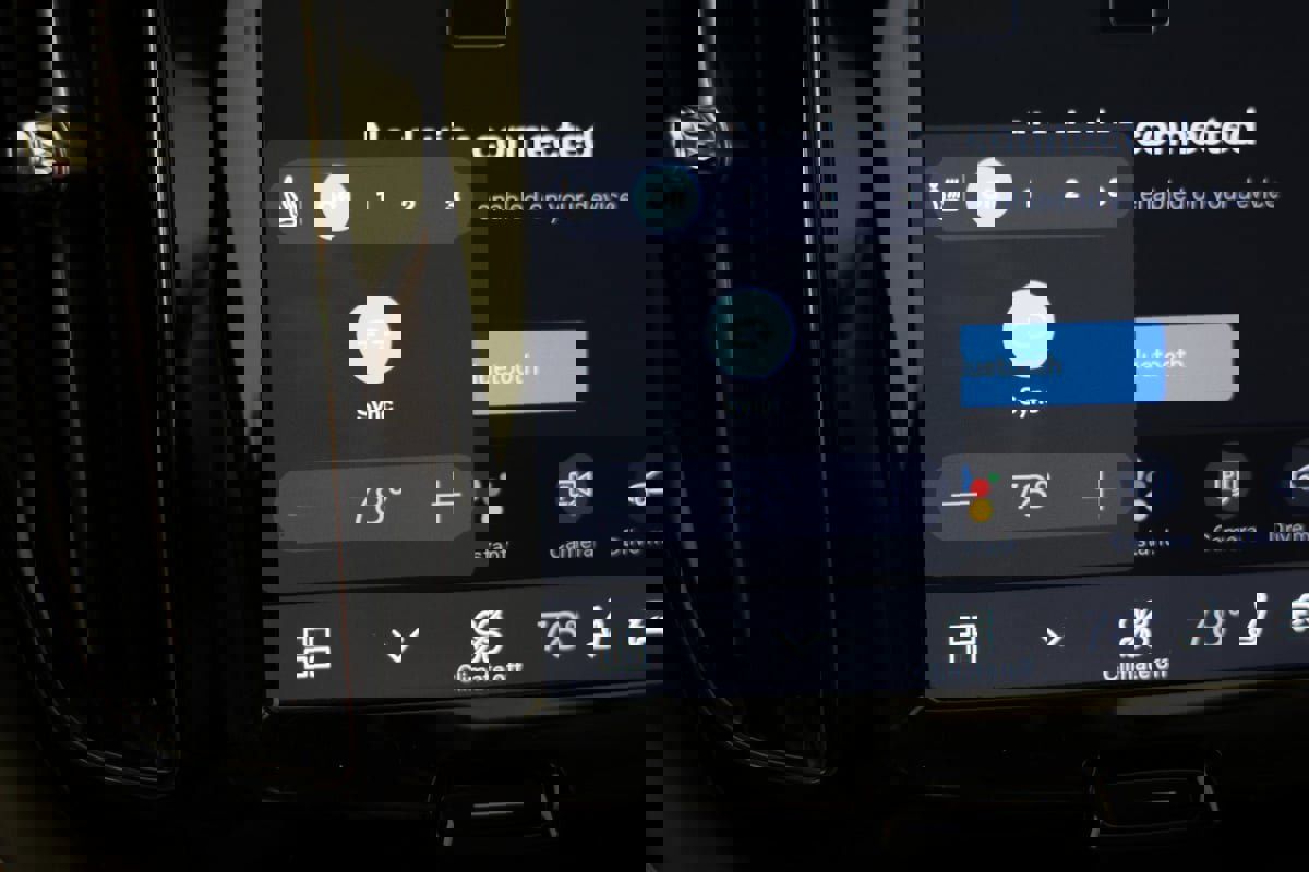 Used 2024 Volvo XC60 T8 Core image 9