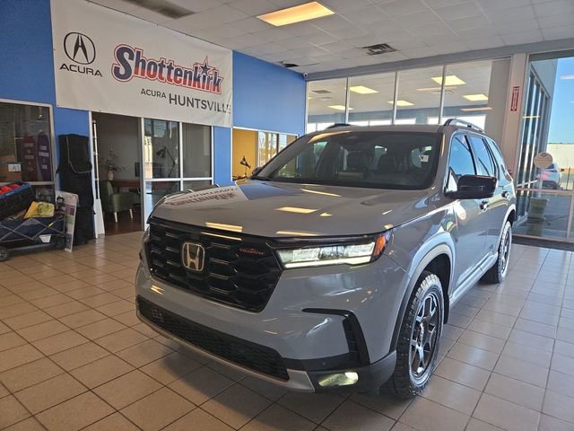 Used 2025 Honda Pilot TrailSport image 1