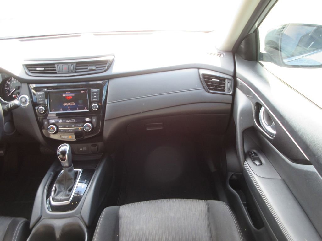 Used 2018 Nissan Rogue SV image 17