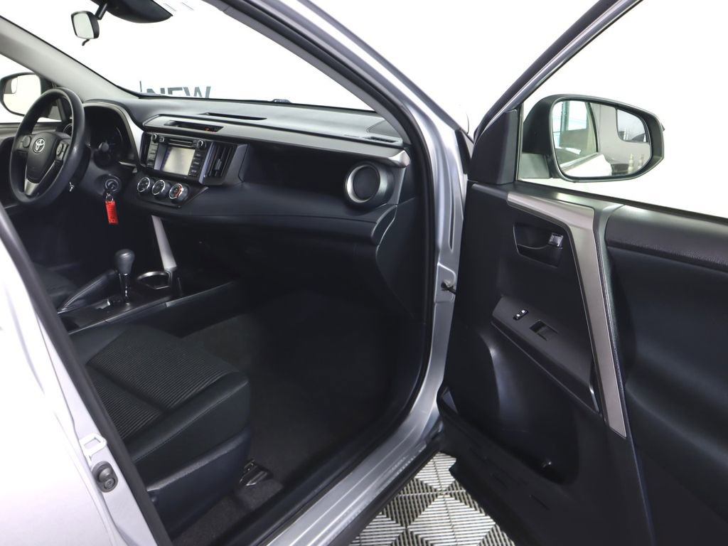 Used 2018 Toyota RAV4 LE AWD/4WD image 25