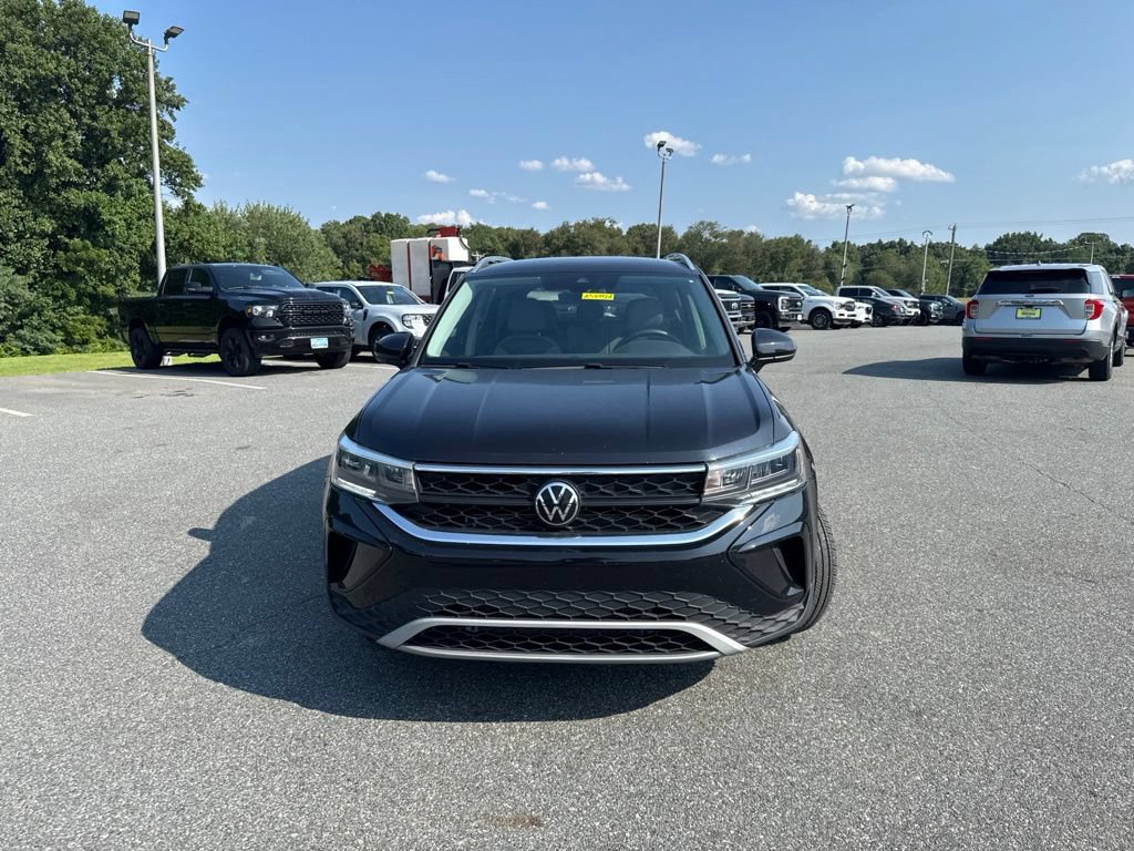 Used 2024 Volkswagen Taos SE FWD image 2