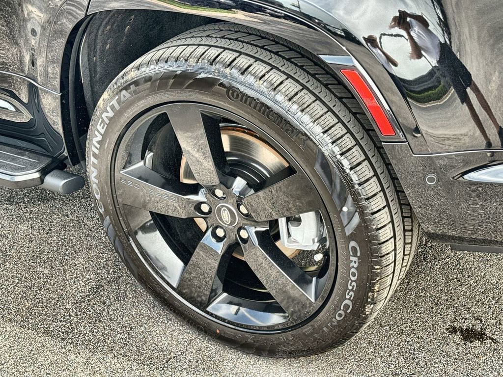 Used 2025 Land Rover Defender 130 X-Dynamic SE image 11