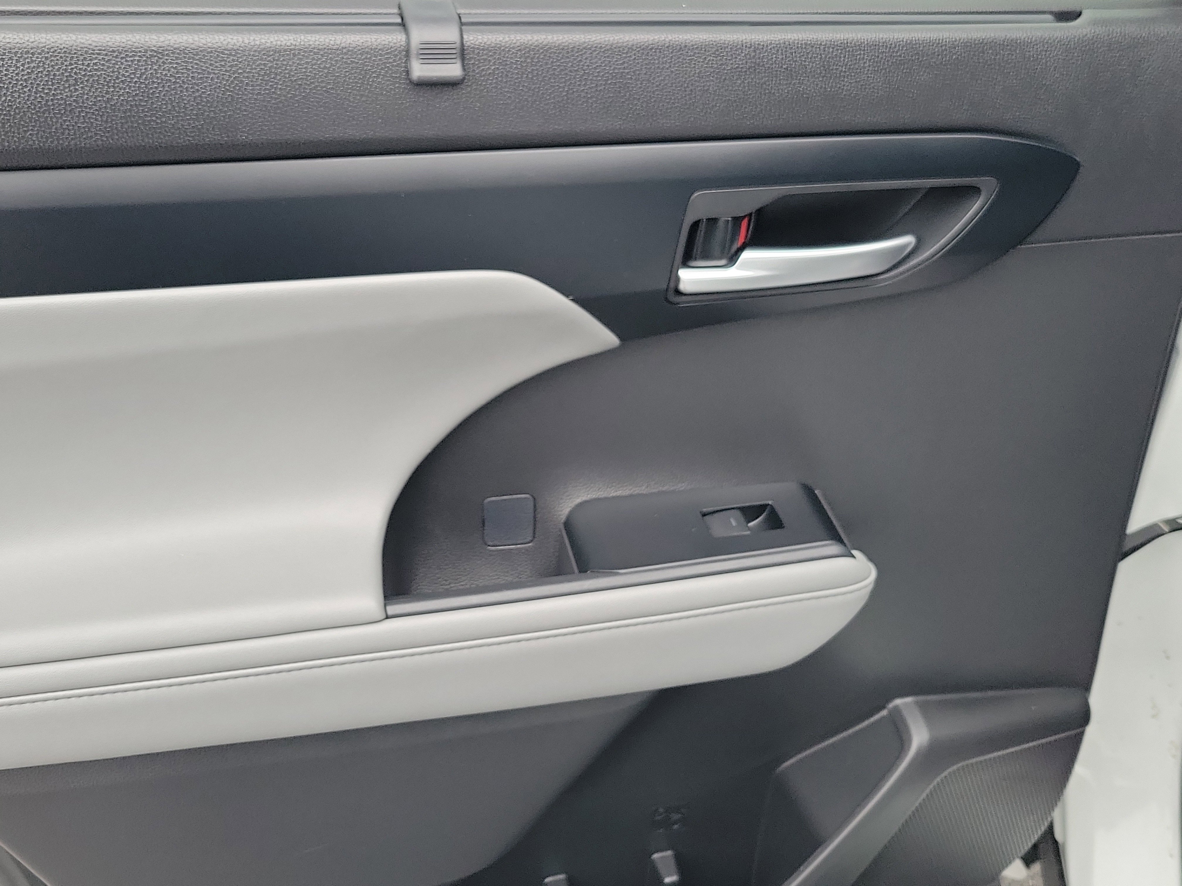 Certified 2025 Toyota Highlander XLE image 12