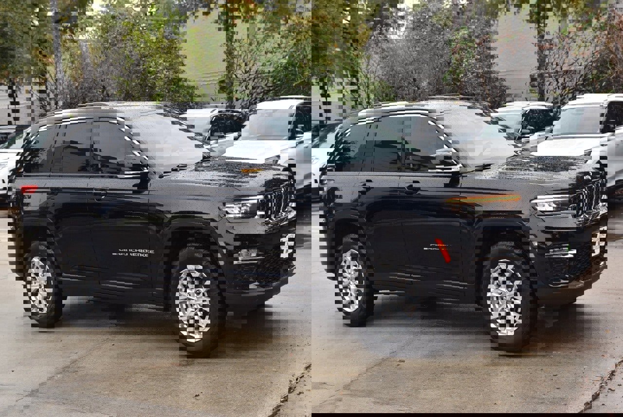 Used 2023 Jeep Grand Cherokee Limited w/ Luxury Tech Group II image 5