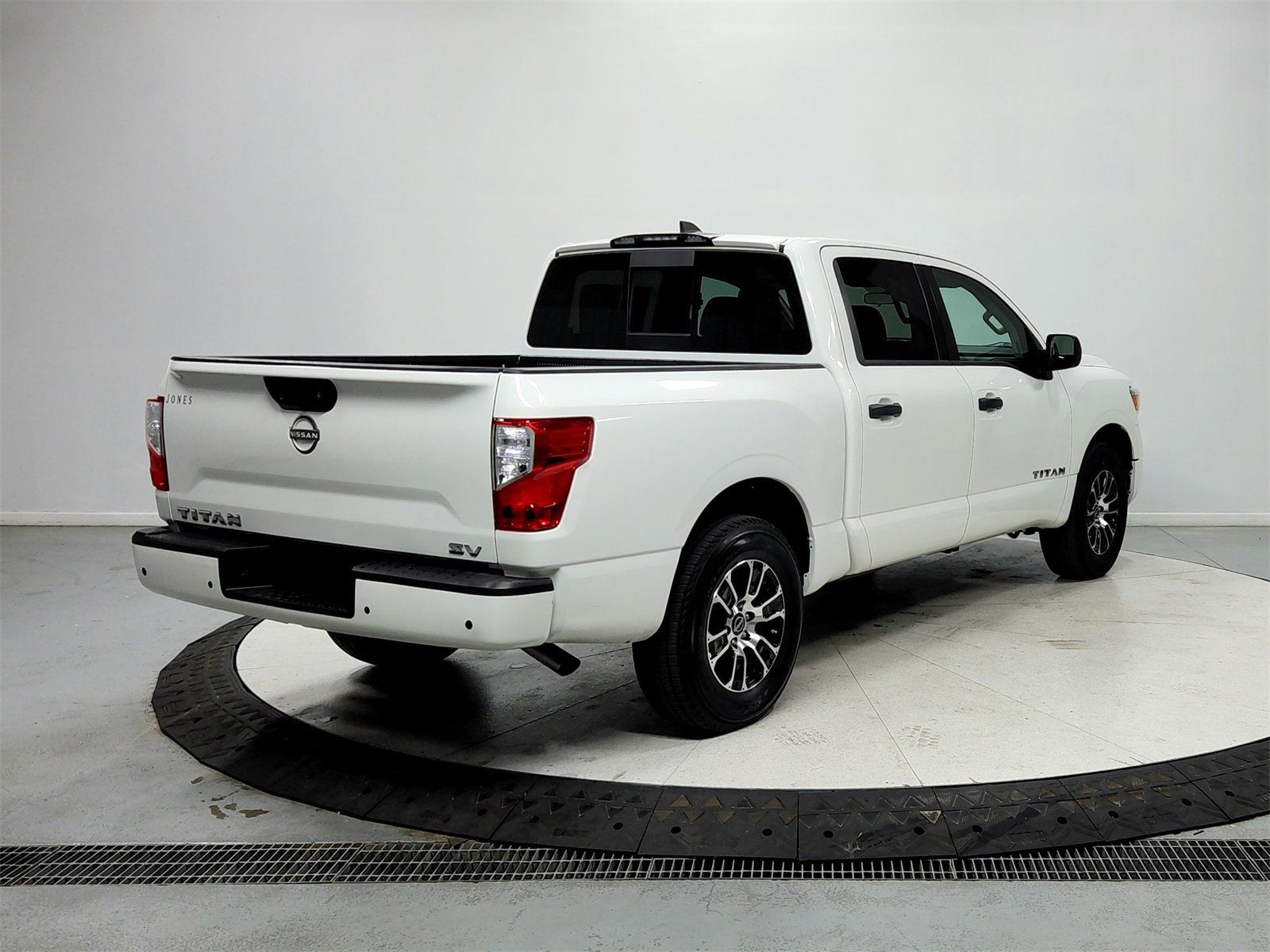 Used 2023 Nissan Titan SV image 8