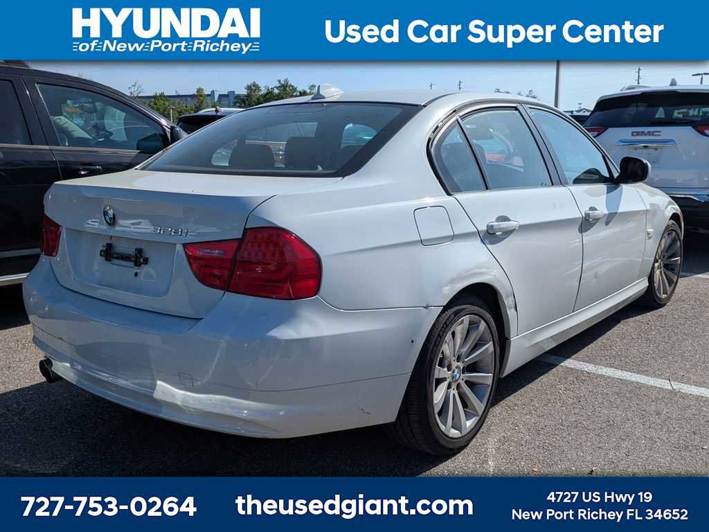 Used 2011 BMW 328i xDrive Sedan image 3