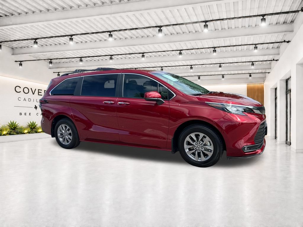 Used 2025 Toyota Sienna XLE FWD image 17