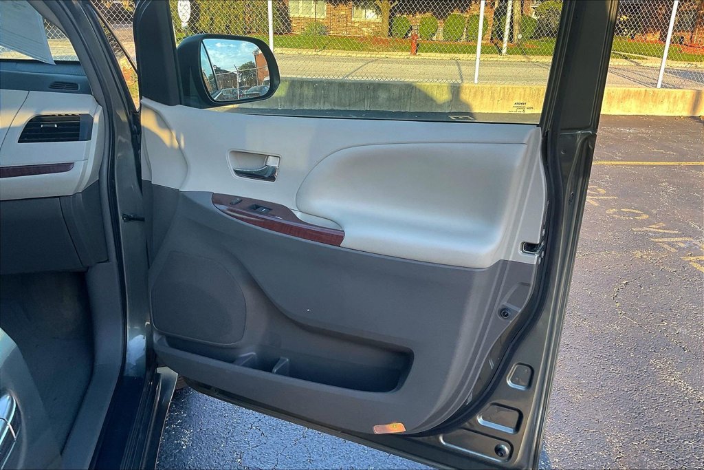 Used 2013 Toyota Sienna XLE FWD image 23