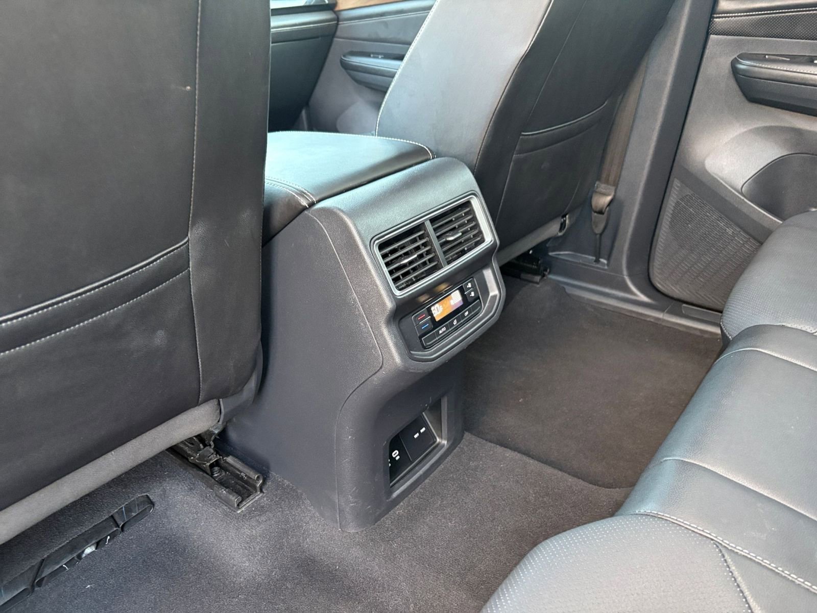 Used 2025 Volkswagen Atlas SE image 25