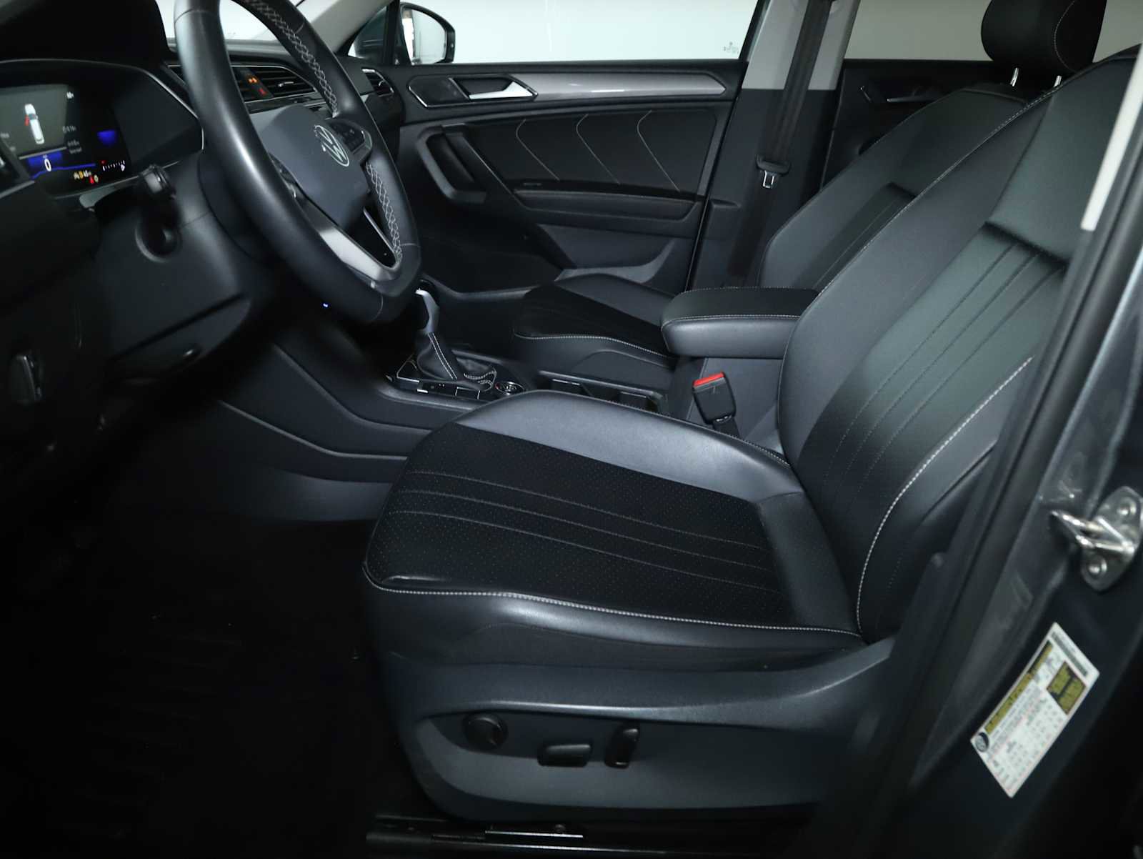 Certified 2024 Volkswagen Tiguan SE w/ Panoramic Sunroof Package AWD/4WD image 19