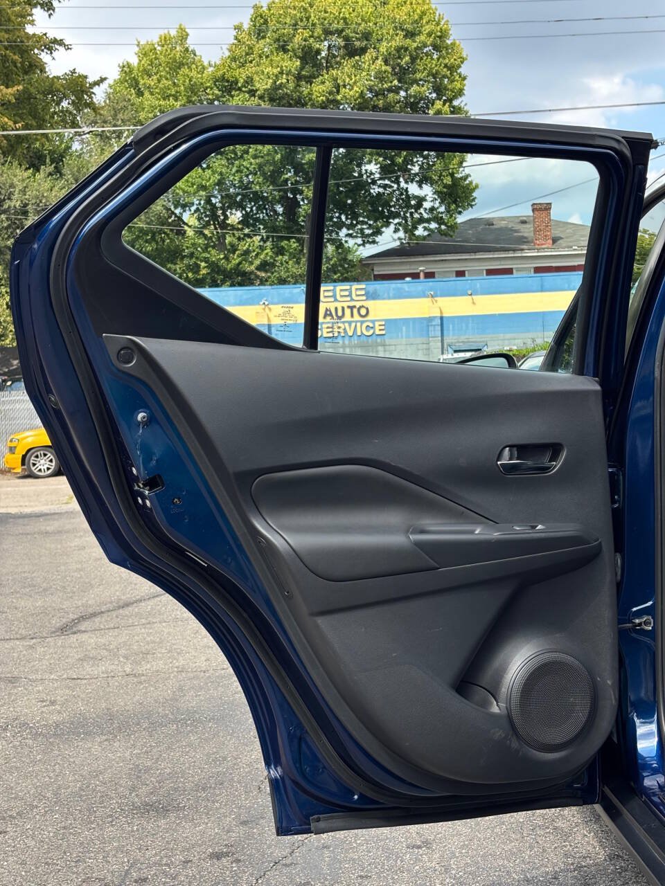 Used 2019 Nissan Kicks SR w/ SR Premium Package FWD image 11