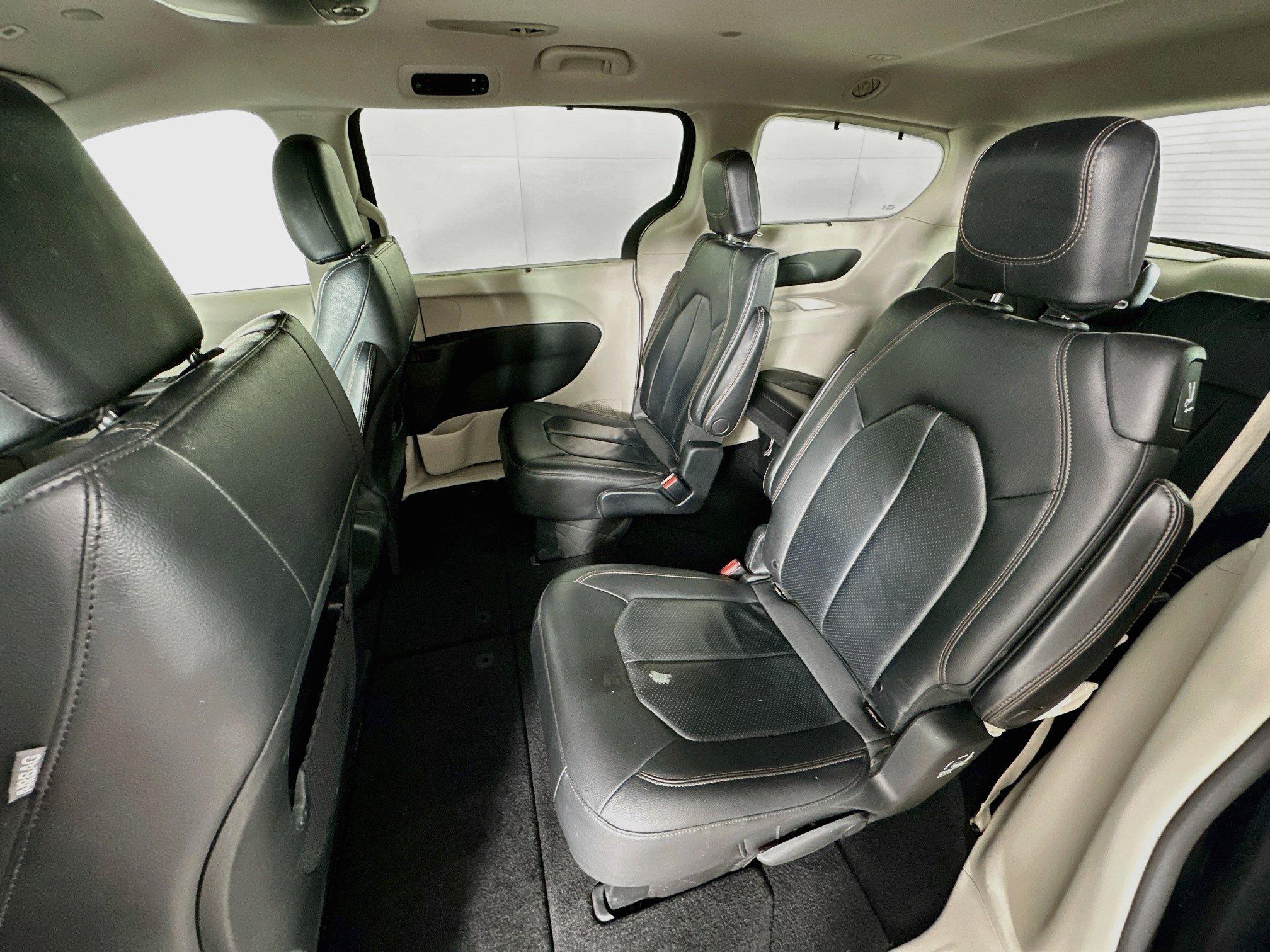Used 2019 Chrysler Pacifica Touring-L FWD image 27