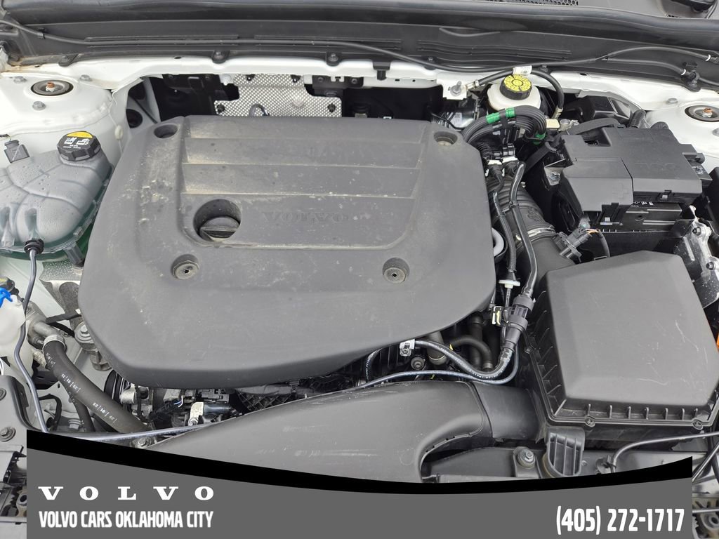 Certified 2025 Volvo XC40 B5 Plus AWD/4WD image 30