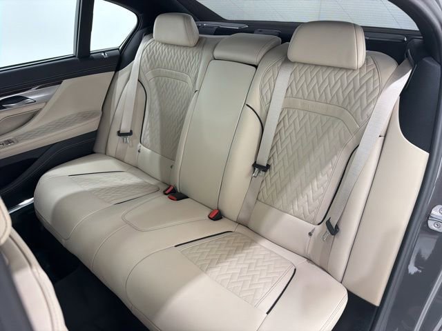 Used 2020 BMW 750i xDrive w/ Executive Package AWD/4WD image 16
