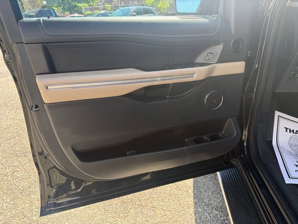 Used 2023 Ford Expedition Limited AWD/4WD image 12