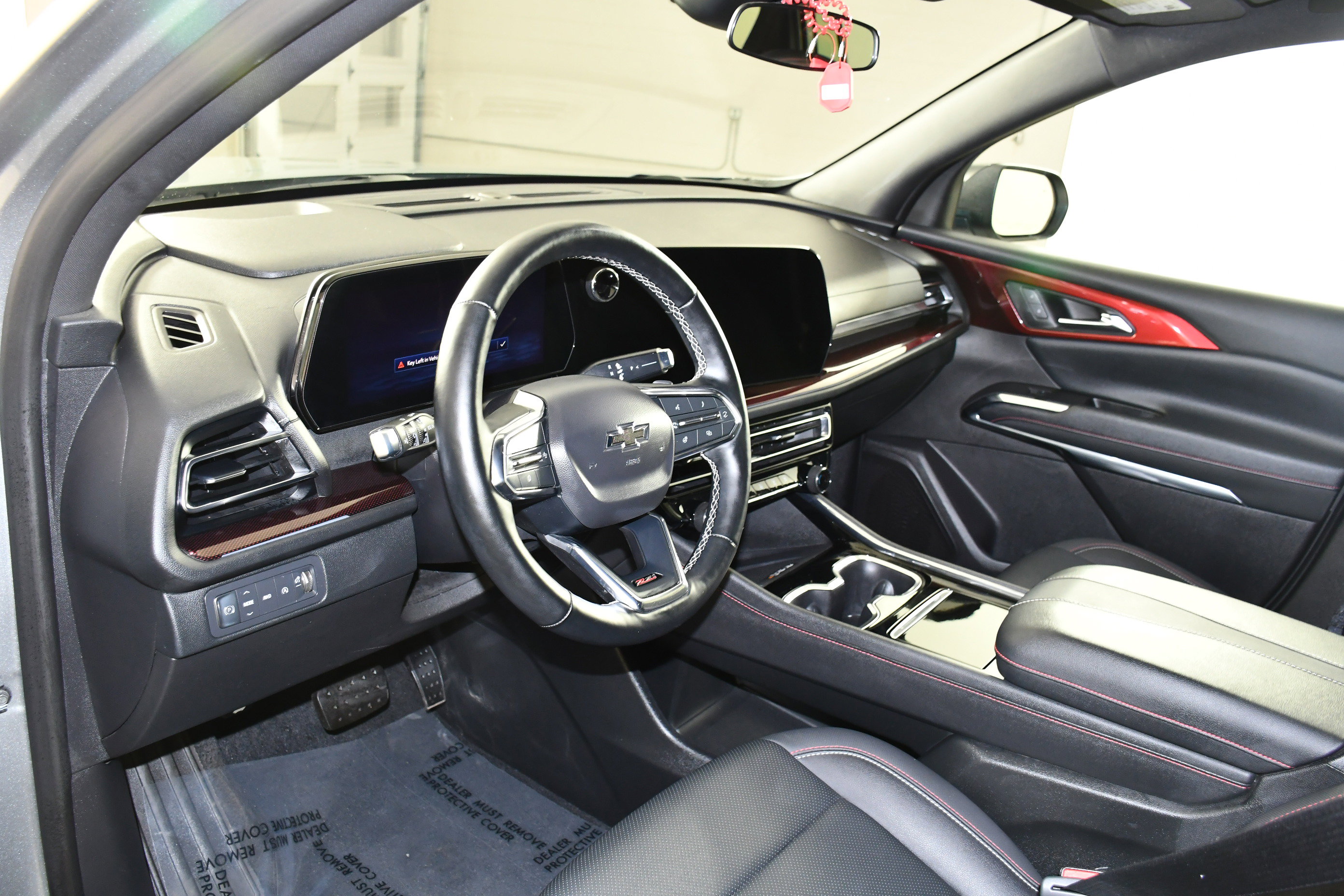 Used 2025 Chevrolet Traverse Z71 image 2