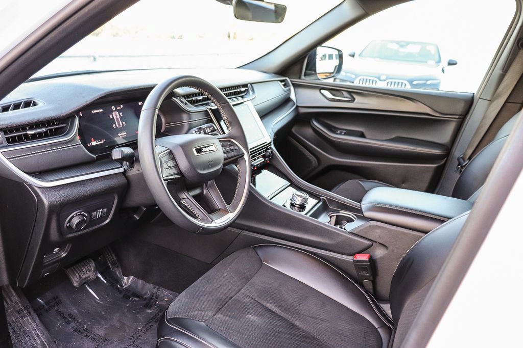 Used 2025 Jeep Grand Cherokee Altitude AWD/4WD image 22