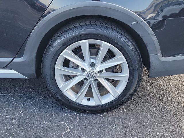 Used 2017 Volkswagen Golf Alltrack S image 30