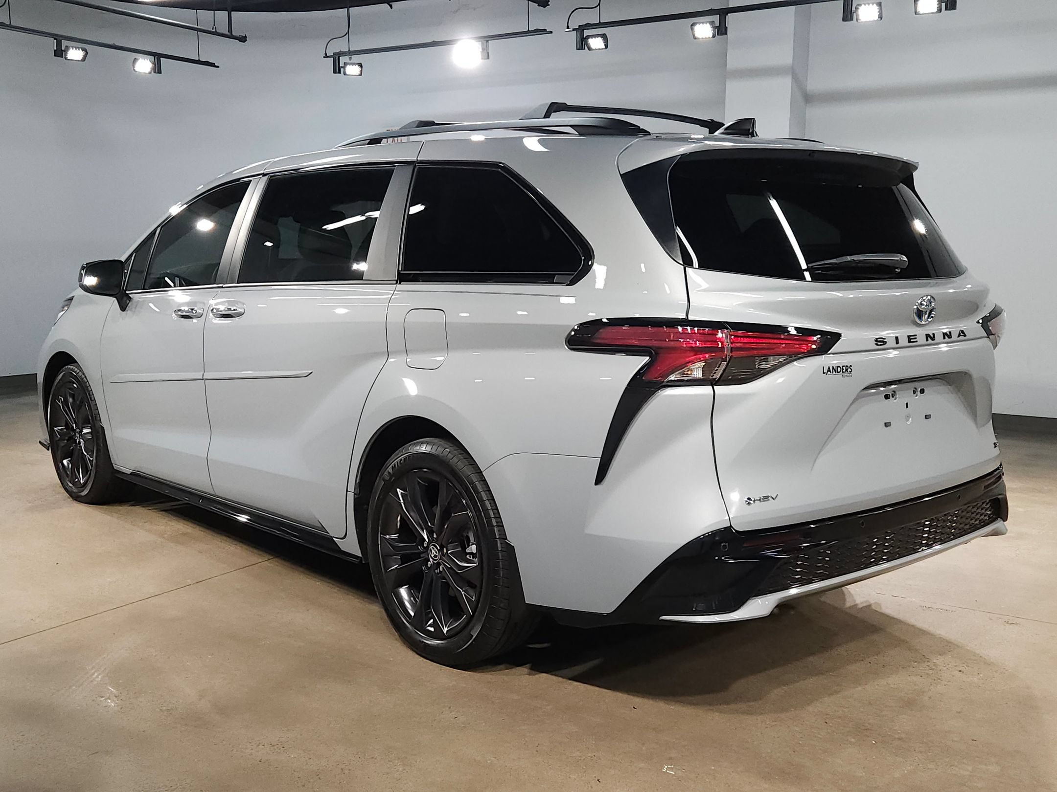Certified 2025 Toyota Sienna XSE FWD image 5
