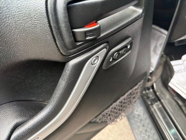 Used 2018 Jeep Wrangler Sahara w/ Connectivity Group AWD/4WD image 11
