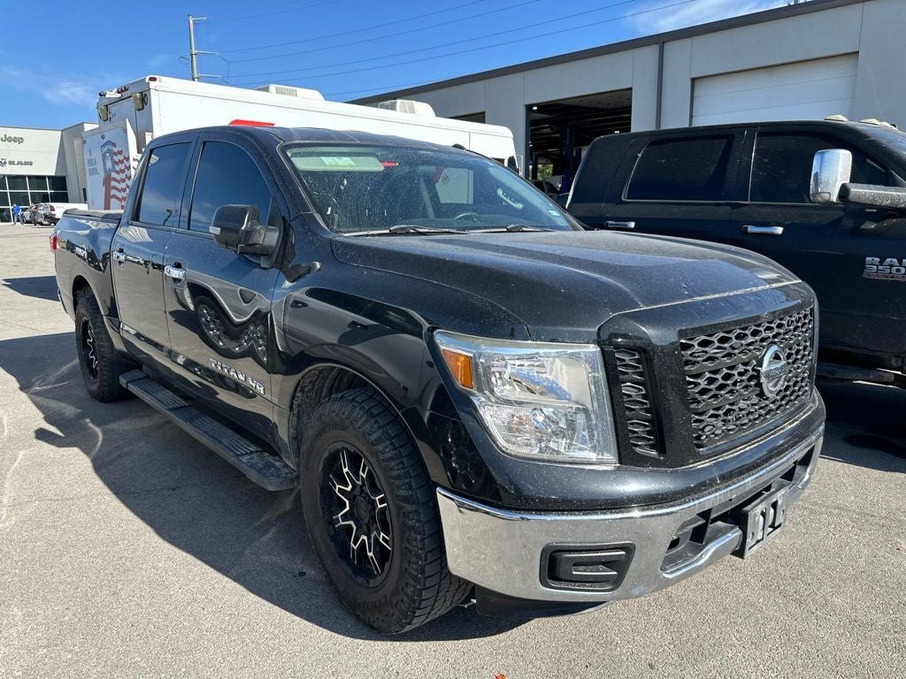 Used 2019 Nissan Titan SV RWD image 3