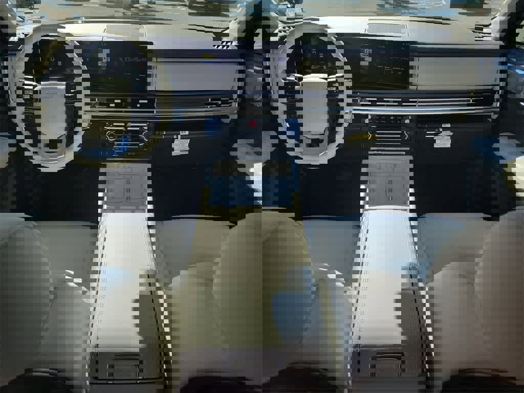 Used 2025 Hyundai Santa Fe SE w/ Tow & Go Package image 13