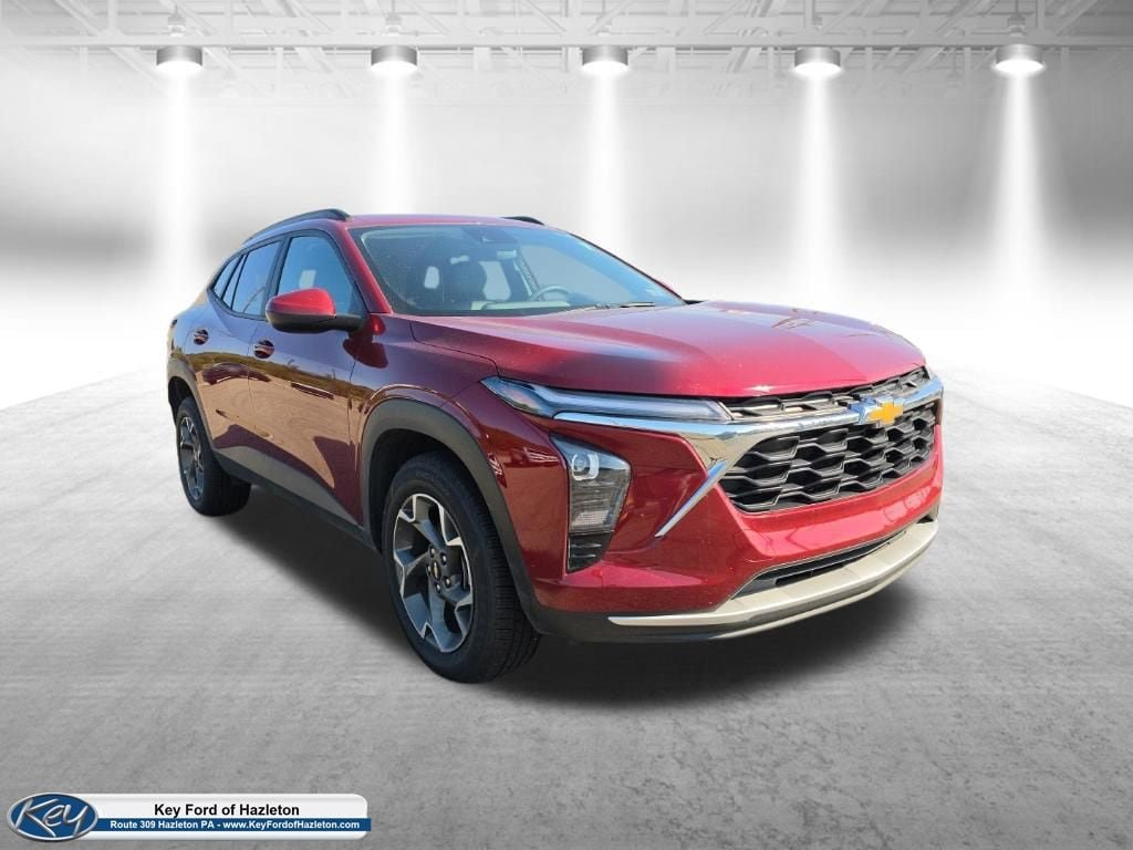 Used 2025 Chevrolet Trax LT FWD image 1