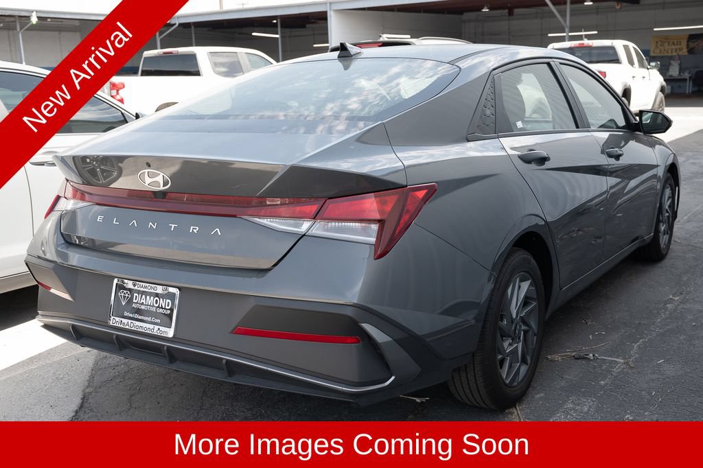 Used 2024 Hyundai Elantra SEL FWD image 3
