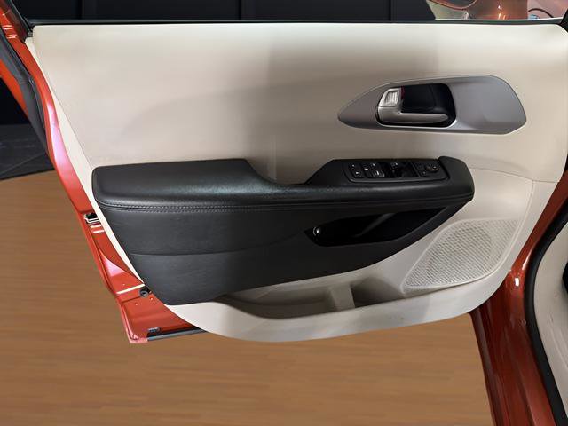 Used 2018 Chrysler Pacifica Touring-L FWD image 13