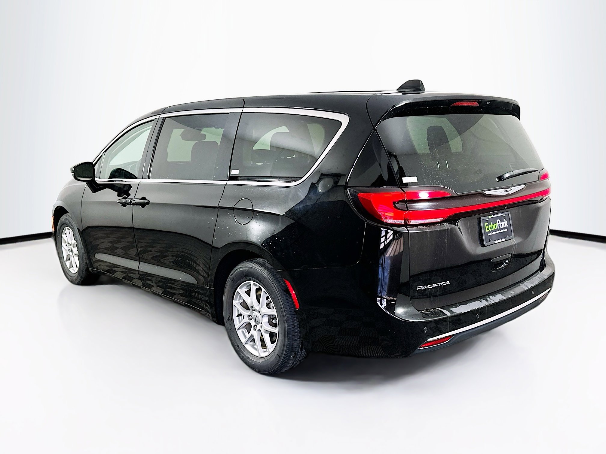 Used 2024 Chrysler Pacifica Touring-L image 5