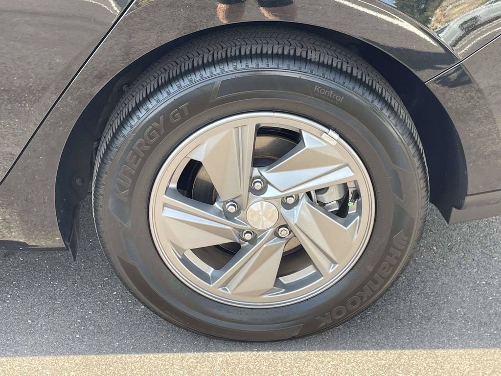 Certified 2025 Hyundai Elantra SE w/ Cargo Package FWD image 9