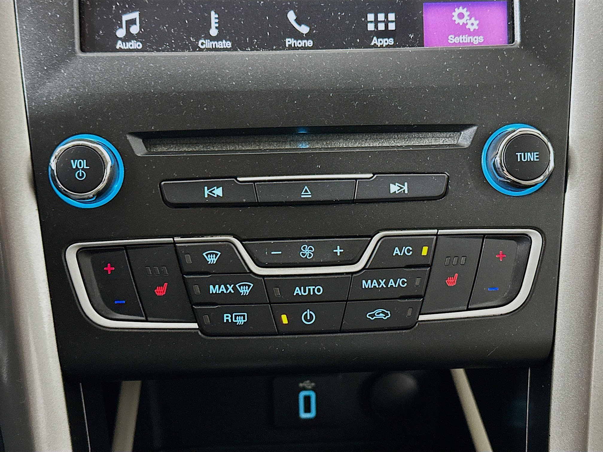 Used 2018 Ford Fusion SE w/ Fusion SE Technology Package FWD image 22