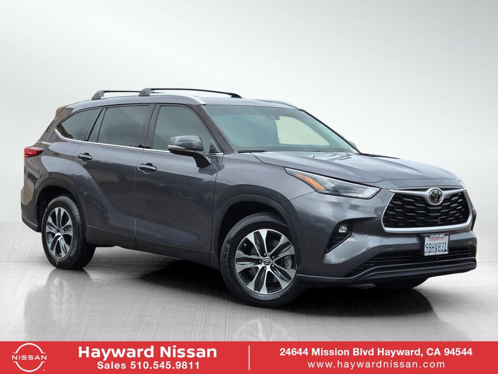 Used 2022 Toyota Highlander XLE FWD image 1