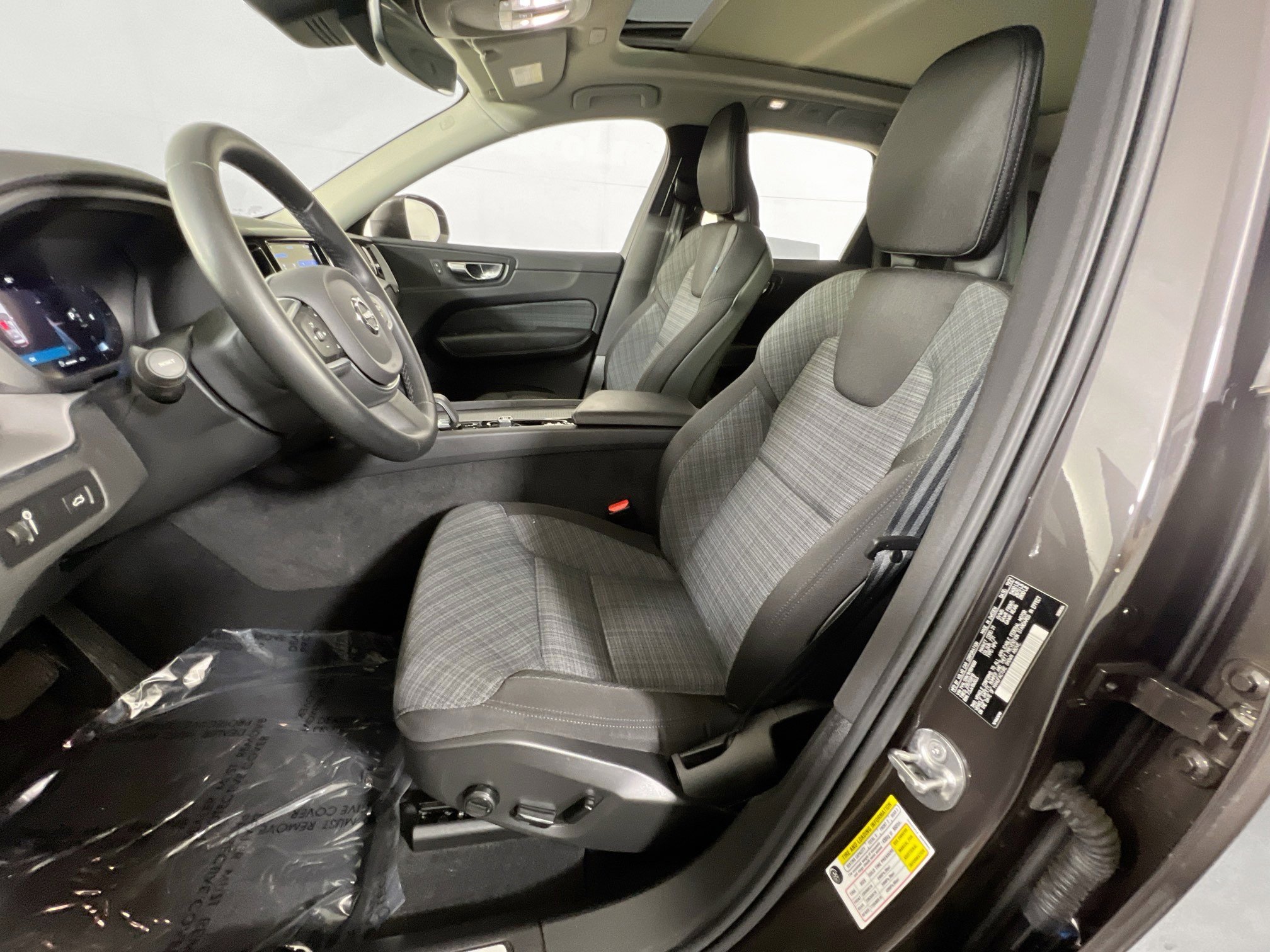 Used 2022 Volvo XC60 B5 Momentum image 20