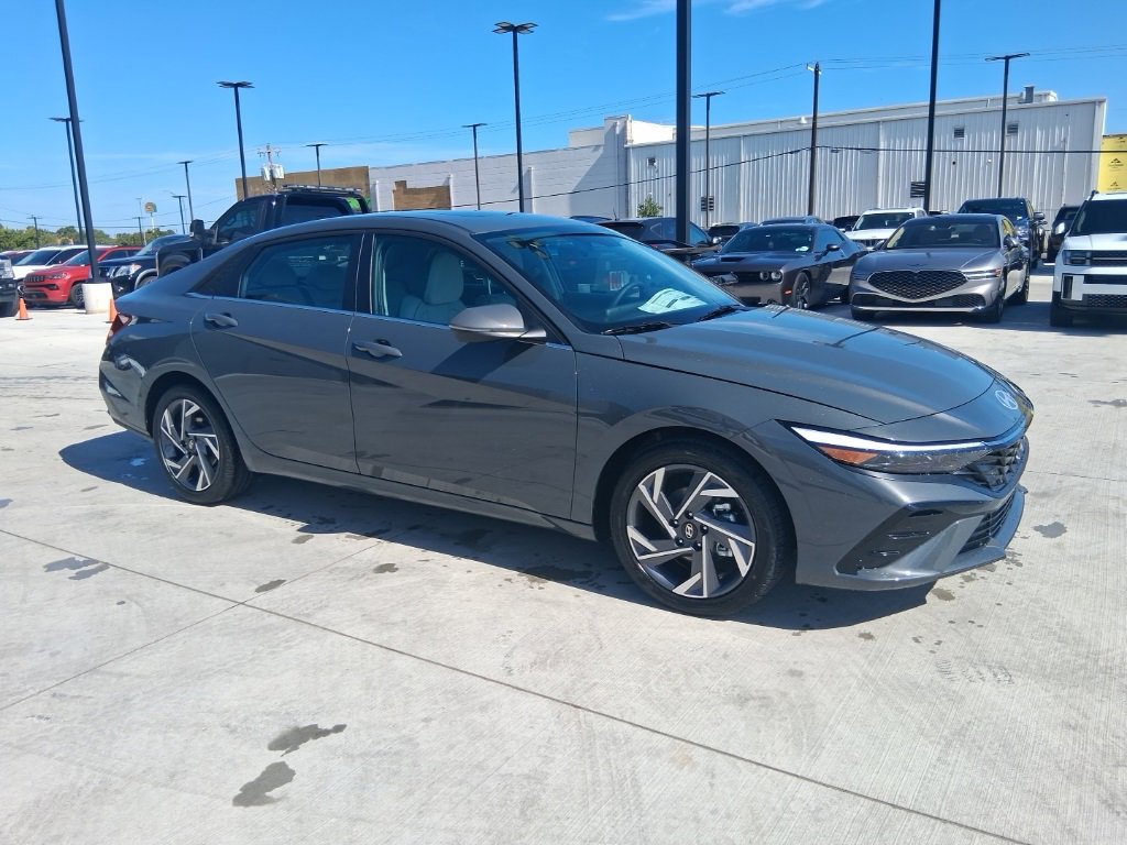 New 2025 Hyundai Elantra Limited image 3