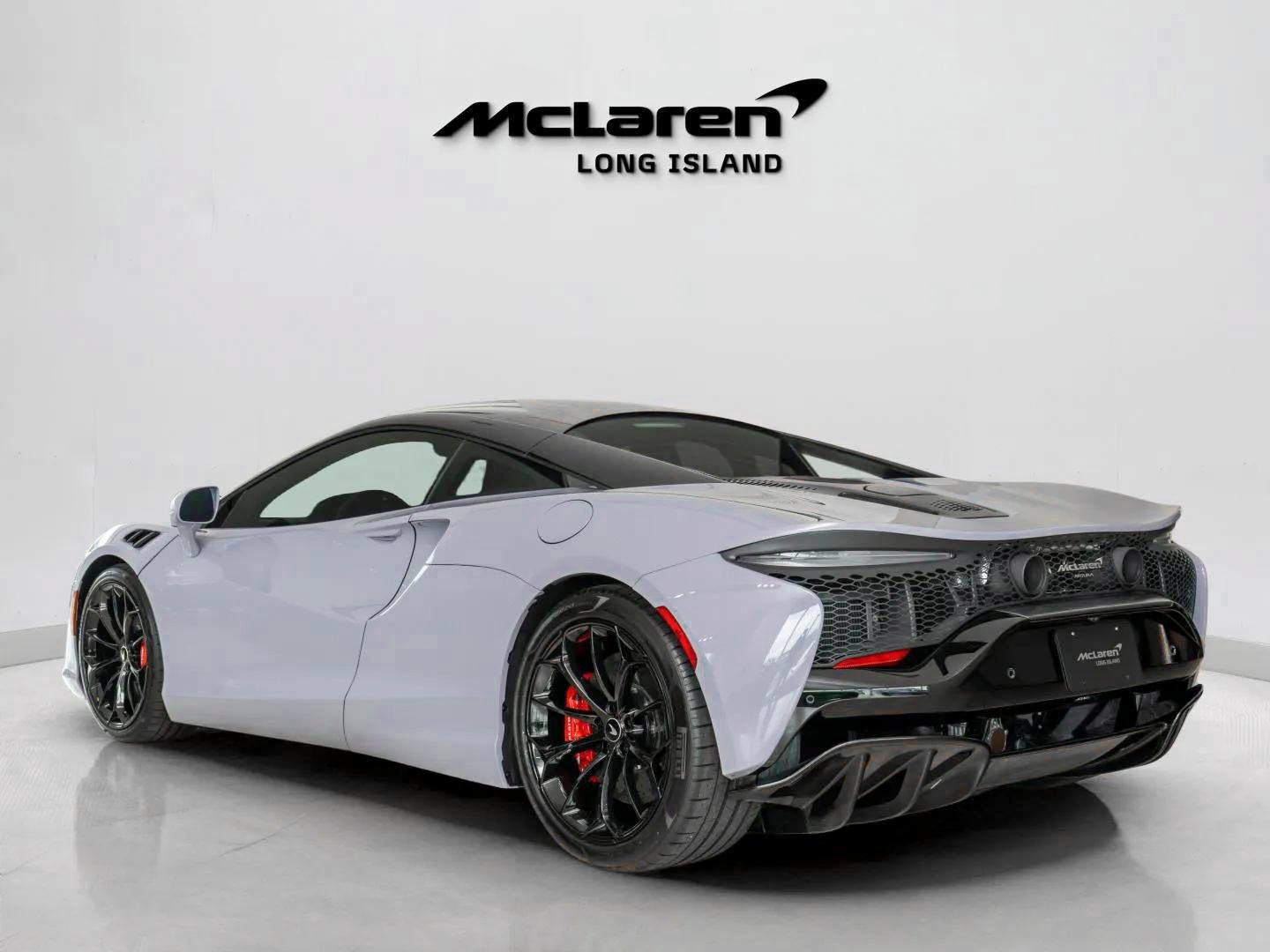 Used 2023 McLaren Artura RWD image 5