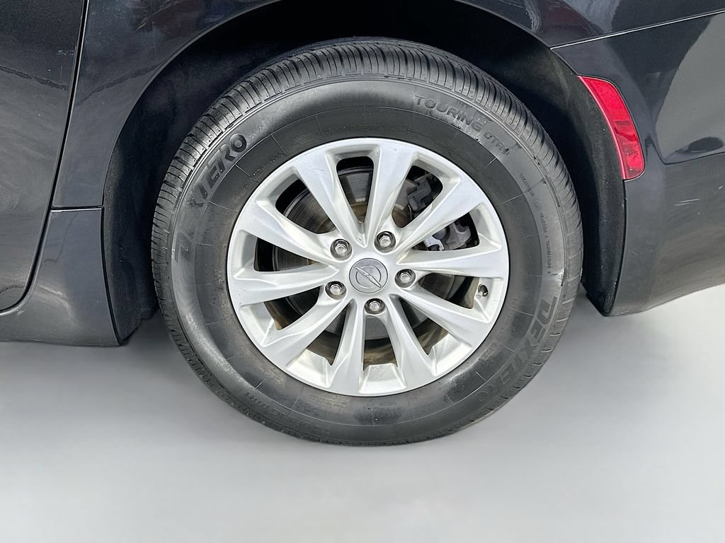 Used 2019 Chrysler Pacifica Touring-L FWD image 31
