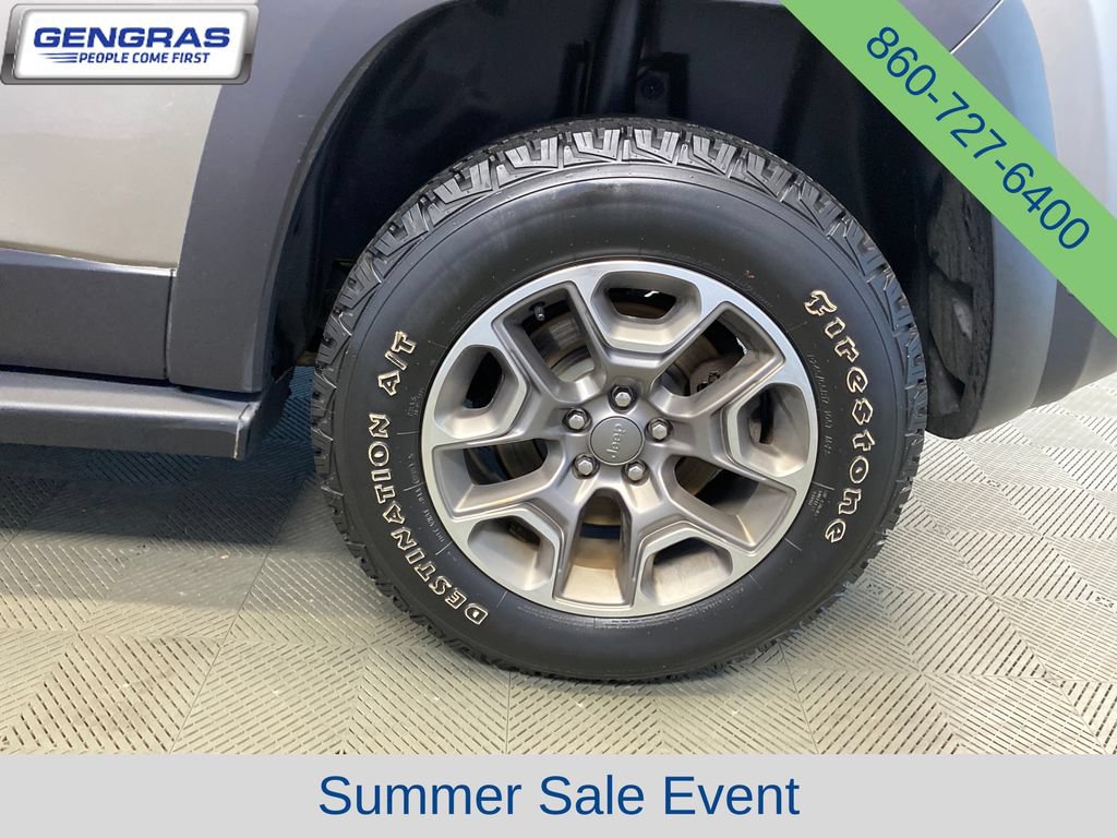 Used 2020 Jeep Cherokee Trailhawk AWD/4WD image 31