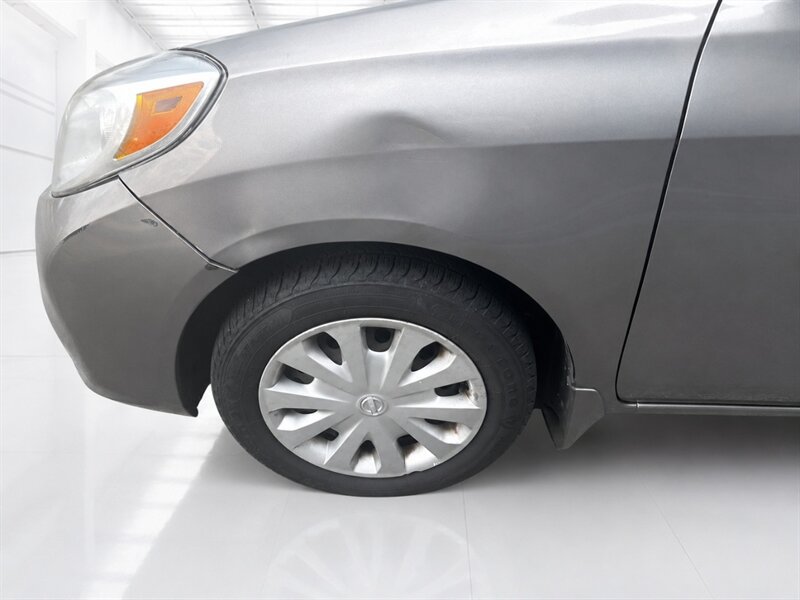 Used 2012 Nissan Versa SV FWD image 19