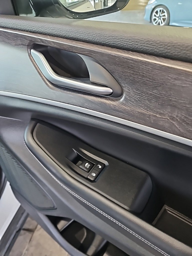 Used 2024 Jeep Grand Cherokee Limited image 12