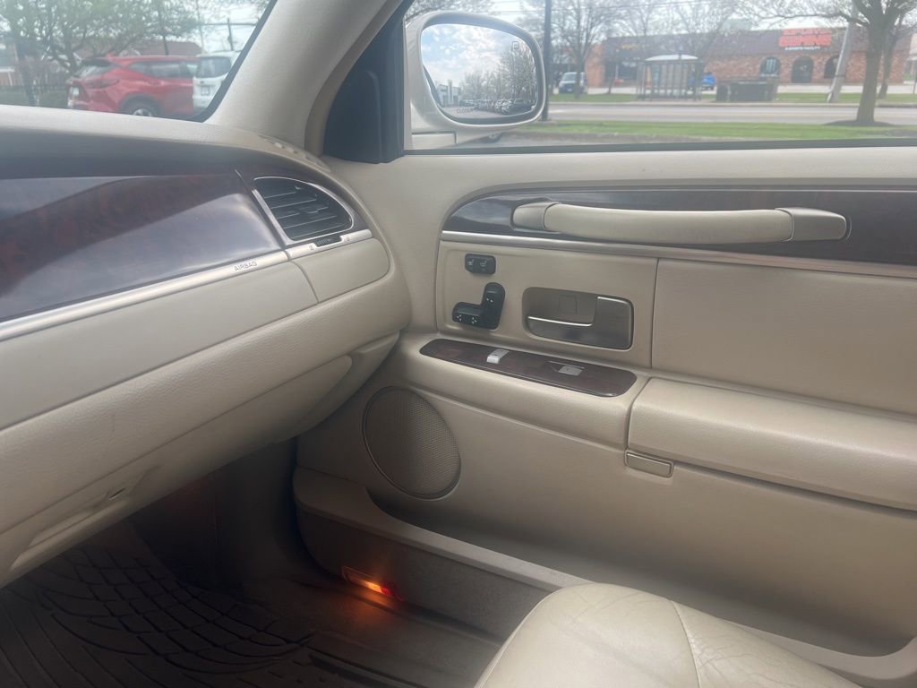 Used 2009 Lincoln Town Car Signature Limited image 12