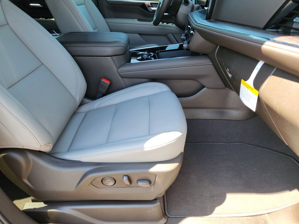 New 2026 Chevrolet Suburban LT w/ Comfort Package AWD/4WD image 16
