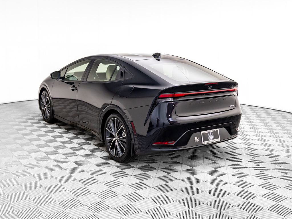 Used 2024 Toyota Prius XLE video 3